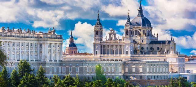 Madrid, España - Palacio Real + Catedral de la Almudena